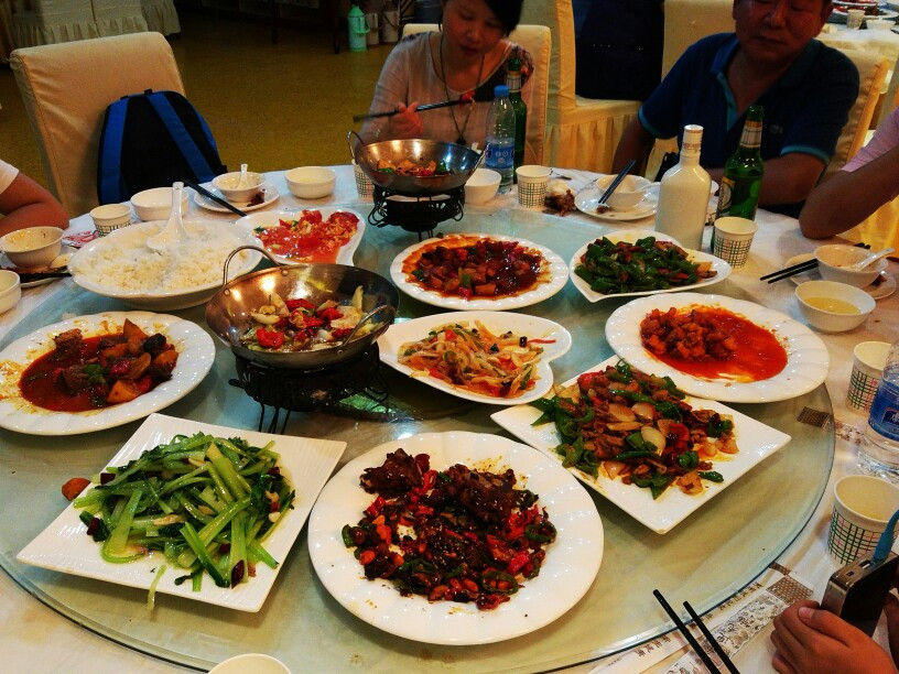 住在贵德县宾馆,满满一桌菜只要300元