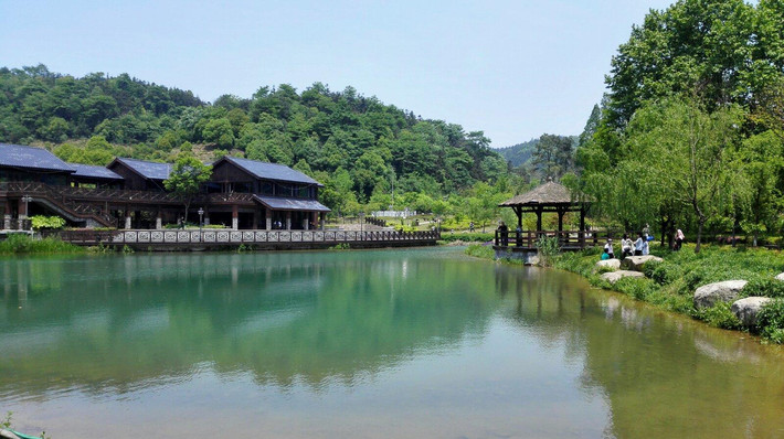                    小屋依山傍水