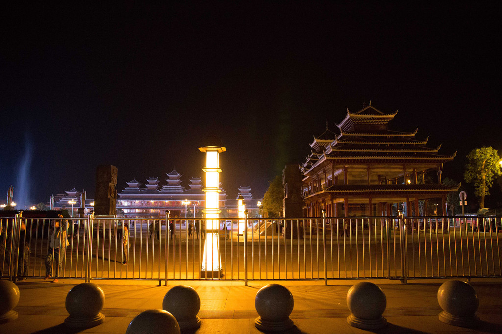 从江站位于贵州省黔东南从江县,只是个小站,但这个小站的夜景