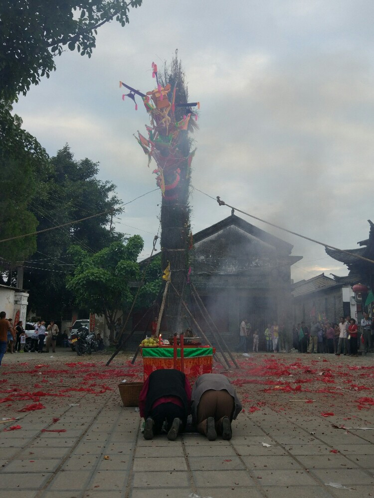   喜洲古镇火把,白族老人叩拜祭祀