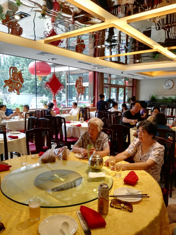 来这里吃饭的人,年纪比较大,也可以说是一些老客户