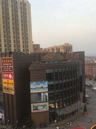 酒店地处市区,对面是长途客运站,岁宝百货.