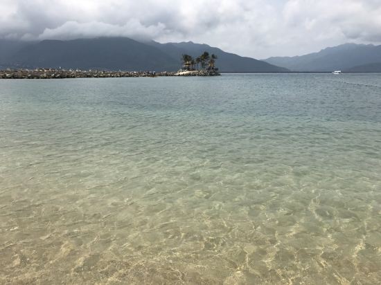 " style="color:#0066cc;cursor:pointer;">联系方式 分界洲岛海钓会所隶属于陵水环球旅业发展有限责任公司,坐落于美丽的热带岛屿-分界洲岛,国内首家5A级海岛型旅游景区,独特的地理位置,造就了分界洲岛迷人的热带气候及景观,被称为是浮在南海上的美丽遗世孤岛,海水洁净,提供潜水、海钓、海底潜艇观光、游艇、海豚表演、鲸鲨观光、住宿、餐饮、海岛婚礼等旅行服务。 分界洲岛被称为是心灵的分界岛、坠落红尘的天堂、一个可以发呆的地方。 小岛位于海