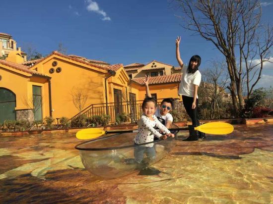 酒店回复: 卢小姐:您好!首先感谢您选择入住枫叶山庄,看到您的评价真心让我匪夷所思,您五个人共住在一间套房里面,其中一个是孩子,在用早餐时我们服务人员看到入住登记是五个人,所以按照规定要加收一个人的早餐费用,但是您说另外一个是孩子,服务人员得知后并没有收取您任何餐费,这点您自己也在电话当中承认!至于您说酸奶过期一事,我们所有的菜、肉、蛋、奶都是由下面临近村庄当天或近日送货的,是否过期我相信您也是心知肚明,如果过期您当时可以找服务人员理论,但是为什么当您离店我们帮您提行李送行时您还高高兴兴说下次再来入住?我