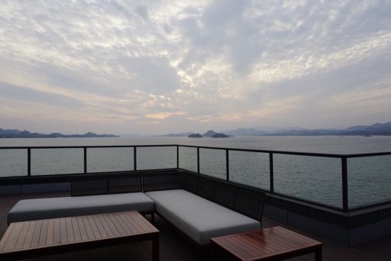" style="color:#0066cc;cursor:pointer;">联系方式 千岛湖阳光大酒店位于国家5A级风景名胜区千岛湖阳光路,酒店依山傍水,拥有优越的自然风光、以及舒适的住宿环境,可为您提供一处令人难忘的休闲度假之所。 酒店是由鲁能集团打造的休闲度假型酒店,以徽派风格打造特色建筑,结合原有的自然生态条件,让建筑融入自然,极大拓展视野空间。酒店由主楼与会议中心两部分组成,主楼共设有两百余间客房,客房均配备一流的现代化设备及宽带接入系统,简约而精致的风格,既保持传统又不