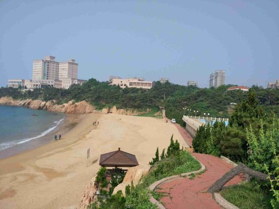 " style="color:#0066cc;cursor:pointer;">联系方式 石岛宾馆位于山东半岛最东端石岛湾畔,邻近海港路、石岛新港(通往韩国仁川港),抬头可见迷人海景,视野开阔。 石岛宾馆占地28万平方米,海域使用面积130万平方米,共有7幢接待楼,建筑面积66000万平方米。馆区三面环海,拥有天然的海湾和沙滩浴场,自然生态优势突出,具有浓郁的园林风格,带给您全新的享受。 宾馆拥有三百余间优质客房及豪华套房,并设有行政楼层和无烟楼层。房间内装修豪华大气,宽大的落地