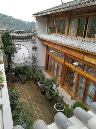天一客栈不大,位于和顺古镇风景区里,是很有特色,类似四合院;进门后
