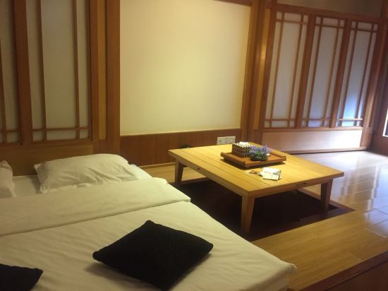 " style="color:#0066cc;cursor:pointer;">联系方式 珠海御温泉度假村位于黄杨大道西珠海御温泉度假村,近582县道。 这里被国家旅游局评为珠海旅游的一颗明星,有24小时开放天然温泉华兴池、六福汤、名酒汤、石板温泉(地热带)等。 两处天然泉眼出口水温70度,属高温氯化物偏硅酸型矿泉水,含有偏硅酸、锂、溴等多种有益成份。 这里有潮粤川中餐厅、卡拉OK歌舞厅等,以盛唐新风为特色,柴门木屋、假山飞瀑、小桥流水点缀其间。