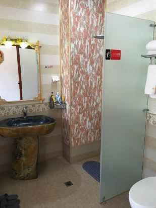 酒店回复: 您好,谢谢您的评价,作为首个住客差评,我们还是得要解释一下您住店时遇到的这些问题:1、咱家离桃源码头确实很近,出了店门往南大概100米左右就是码头了,走着10分钟绰绰有余,100米过后就是环海西路路口,过去就是洱海边上,您也没问我们,您往北朝村子中心走,自然不是海边;2、咱们家叫大理吟海伴月客栈,是店名,后面可能有白族民居,是说明咱家客栈的风格;3、重点来了,估计就是这个问题上您给了个差评,最近这段时间咱小店住满了,平常备着的两床棉被,客满了刚好您之前有几个房间把被子加了,到您需要时,前