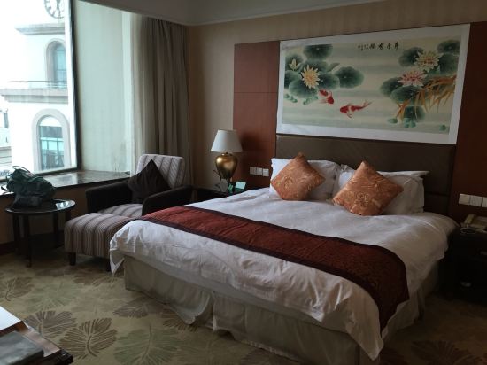 " style="color:#0066cc;cursor:pointer;">联系方式 苏州宝岛花园酒店地处风景如画的苏州太湖国家旅游度假区长沙岛上,临近缥渺峰、石公山、太湖大桥,是一家充满浪漫气质的休闲度假酒店。 苏州宝岛花园酒店的设计风格独特典雅,与别墅区融为一体,共同构成宝岛花园。酒店设有多个餐饮设施提供中西美食,汇集了海内外的名品佳肴。客房设施先进齐备,会议、商务设施一应俱全。客房的内部设计典雅、浪漫;用品高档、考究。酒店清竹SPA设施一流、舒适。酒店具有高品质的设施及高素质