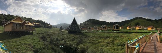 " style="color:#0066cc;cursor:pointer;">联系方式 陇县关山草原房车营地酒店位于宝鸡市陇县西南部,距宝鸡市区134公里、西安市300公里,是中国西北内陆地区唯一的以高山草甸为主体的具有欧式风情的省级风景名胜区景区内部的独特草原房车营地酒店。 酒店依附于关山草原景区内森林、草原、河流、山峦、峡谷等景观、酒店与草原融为一体纯朴自然又不失壮观。酒店独有的经营特色在享有"小天山"之美誉的关山草原得以体现淋漓尽致。草原的地貌与中欧阿尔卑斯山相似。气候受垂直地