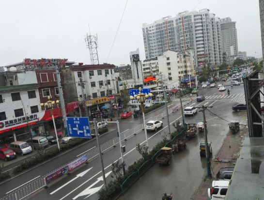 凤阳老城区,离市中心鼓楼不远.老酒店,客房,餐饮一体的.总体还行.