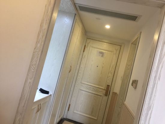 房卡,按楼层,前台服务态度还不错,房间相对比较干净,家具是欧式风格的