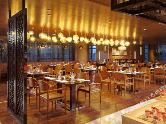 佛山希尔顿酒店1晚+双人奢华自助晚餐(1名1.1m以下儿童免费)【五星超值享受 广佛美食好去处 周末出游推荐】-【携程自由行景酒套餐】