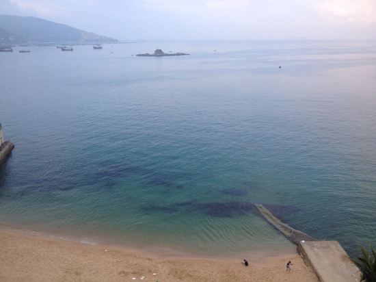 " style="color:#0066cc;cursor:pointer;">联系方式 深圳蓝宝石海景酒店位于中国最美八大海岸之一的大鹏半岛最南部南澳,位置倚山傍海,风光旖旎;与香港平洲岛隔海相望。 蓝宝石海景酒店是一家星级海景休闲度假酒店。店内采用低碳、环保、绿色的设计理念,建筑风格完美展现了海洋风情。客房装饰材料全部采用高档原木家具,彰显身份档次的与众不同,是您招待贵宾、宾朋聚会、居家旅行、共度蜜月的上选之地。 酒店不提供发票。