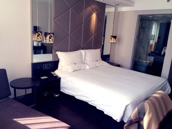 " style="color:#0066cc;cursor:pointer;">联系方式 桔子酒店精选(青岛五四广场店)紧临五四广场、奥帆基地、青岛金融一条街,是青岛最具活力的中央商务区、海滨风景区。周边更是城市繁华所在,汇聚海信广场、百丽广场、佳世客、麦凯乐、书城、家乐福、阳光百货等高、中端购物广场,是度假、商务的首选之地。 作为知名的设计师酒店品牌,桔子酒店精选(青岛五四广场店)由国外著名设计师设计,拥有各类装修精美、设施先进的客房。客房音响系统支持蓝牙、Iphone,Ipad和