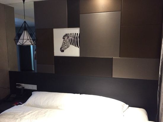 " style="color:#0066cc;cursor:pointer;">联系方式 Hhotel京苑智尚设计酒店(青岛香港中路店)位于青岛市市南区燕儿岛路19号(近闽江路),是青岛唯一一家全智能化设施酒店,首家引进乐视超级电视的酒店,并以其非凡设计在众多酒店中独树一帜,集艺术与奢华于一体,酒店吸引了崇尚设计、品味及优质生活的商务人士、创意人士,及社交名流。 这里,是青岛市最繁华的地段,且交通便利;这里,有最繁华的美食、酒吧、日韩料理一条街、麦凯乐、永旺购物中心等各大购物广场