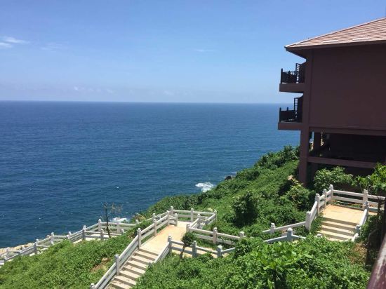 " style="color:#0066cc;cursor:pointer;">联系方式 分界洲岛海钓会所隶属于陵水环球旅业发展有限责任公司,坐落于美丽的热带岛屿-分界洲岛,国内首家5A级海岛型旅游景区,独特的地理位置,造就了分界洲岛迷人的热带气候及景观,被称为是浮在南海上的美丽遗世孤岛,海水洁净,提供潜水、海钓、海底潜艇观光、游艇、海豚表演、鲸鲨观光、住宿、餐饮、海岛婚礼等旅行服务。 分界洲岛被称为是心灵的分界岛、坠落红尘的天堂、一个可以发呆的地方。 小岛位于海