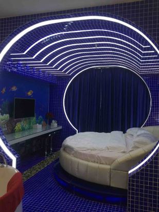 万爱情侣主题酒店(昆明南屏步行街店)预订价格,联系电话\位置地址【携程酒店】