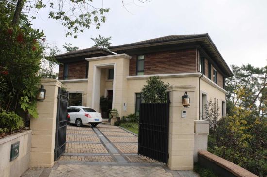 老板回复:优越的自然生态条件,一面是翠绿青山,鸟鸣山林;一面是建筑群落,面朝湖水,错落有致。您驾驶着汽车行驶在园区内蜿蜒盘山道上,一路的风景瞬间洗去都市的所有喧嚣,恍若误入最美的桃源。 依山傍水而筑、随山势逐层退台的小区采用由上而下的空间布局,愈往下愈接近睡眠。这种布局正好吻合拿得起,放得下的佛家思想,而且还在于最大程度起到防水防潮作用,可以说是艺术性和实用性的完美结合,不但增添了空间的丰富性与趣味性;更拥有无与伦比的自然资源,兼具了山地别墅与滨水别墅的精髓,显得尤为珍贵。我们管家都是像对待自己的
