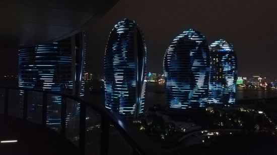 miss惑惑: 前年来三亚没住成,今年补上了,一开始看评价说一般,但是真正自己去住了感觉不像别人评价那样,我觉得非常好。首先开车进島需要出示房卡,我觉得非常好这样可以保证了住户的居住环境。办理入住会有管家带着一同办理,服务也非常好。我们住的五号楼,从四号楼办理手续,酒店的泳池说是给户主提供的,像我们这种住酒店的游客应该是不能使用的。我定的是奢华海景房在15楼,景色还可以天气好可以看到日出。房间非常大,电动窗帘触摸开关感觉很方便也很新颖。早餐不像其他人说的那样不好,两天都是给送餐,德克士早餐两份。卫生间也没