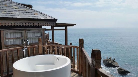 " style="color:#0066cc;cursor:pointer;">联系方式 分界洲岛海钓会所隶属于陵水环球旅业发展有限责任公司,坐落于美丽的热带岛屿-分界洲岛,国内首家5A级海岛型旅游景区,独特的地理位置,造就了分界洲岛迷人的热带气候及景观,被称为是浮在南海上的美丽遗世孤岛,海水洁净,提供潜水、海钓、海底潜艇观光、游艇、海豚表演、鲸鲨观光、住宿、餐饮、海岛婚礼等旅行服务。 分界洲岛被称为是心灵的分界岛、坠落红尘的天堂、一个可以发呆的地方。 小岛位于海