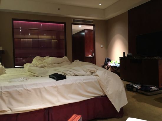 " style="color:#0066cc;cursor:pointer;">联系方式 营口金泰珑悦海景大酒店位于营口鲅鱼圈区金泰路,辽东湾大街南段,临海而建,近熊岳路,紧邻沈大高速公路,距沈阳和大连约2小时车程。 酒店占地90万平方米,总投资50亿元。宽敞的客房内均设有阳台,可享有园景或海景。孩子们可以去海边沙滩玩沙子,去室内泳池玩水,还可以去儿童乐园畅玩。 这里出门即是海滩,退潮时还有小螃蟹。酒店室内室外都有温泉,你可以选择你最喜欢的方式泡汤,解解一天的疲乏。