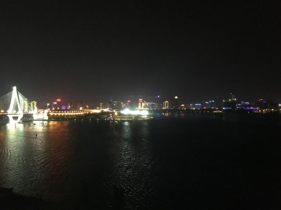 " style="color:#0066cc;cursor:pointer;">联系方式 海口华彩华邑酒店位于海口市旅游休闲度假区海口湾景观带,面朝风光旖旎的海口湾和壮观的世纪大桥,将琼州海峡与城市繁华尽收眼底。在岛中之岛海甸岛上,与海口老城区及商业中心约15分钟车程,让您在商旅之中全方位领略海口的魅力之所在。 酒店隶属于洲际酒店集团,一期两百余间客房和套房视野开阔,亲近自然而又不失奢华,可分别领略都市美景、自然园景或壮阔海景。酒店二期客房均为公寓式客房和套房,共七十余间,可赏海景或