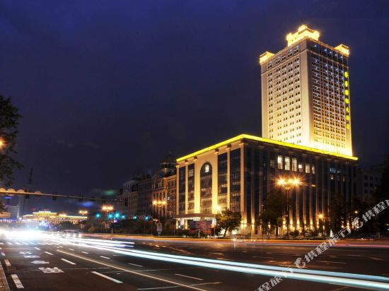 哈尔滨齐鲁国际大酒店 哈尔滨齐鲁国际大酒店位于市中心著名的中山路段,附近百米内集结了通往市区各个角落的公交线路10余条,交通极为便利。 酒店二楼的日式料理,精巧的园林小景,典雅时尚的VIP包房,在您尽享地道的和风料理的同时,带您悠然领略大自然的无限清新和别具特色的异国情调。酒店三楼经营以粤菜、海鲜为主的各种传统美食。酒店四楼设有桑拿按摩保健中心,设施齐全,环境优雅,配备了各种健身器械。豪华、创新的KTV娱乐场设于酒店七楼,炫酷时尚的各式包厢,个性化的操作系统。酒店八楼设有宽敞、气派的宴会厅、设施齐备