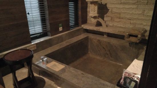 房间里面的温泉很适合……,重庆贝迪颐园温泉度假酒店