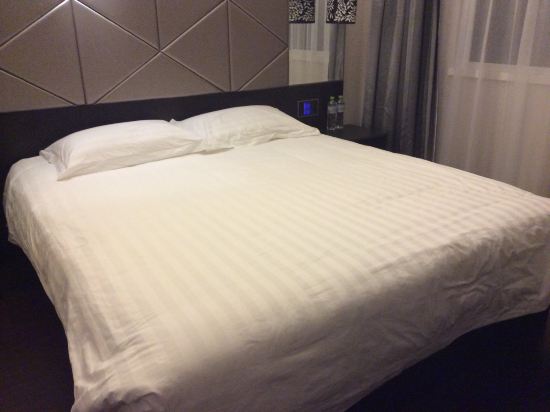 " style="color:#0066cc;cursor:pointer;">联系方式 桔子酒店精选(青岛江西路店)地处江西路与山东路的交汇处,地理位置优越,交通便利,酒店距离万象城购物中心步行约10分钟东邻市委市政府,南靠五四广场海滨风景区,西近台东购物中心,周边更是城市繁华所在,汇聚春天广场、乐天玛特、海信广场、百丽广场、家乐福、阳光百货等高、中端购物广场。附近有多条公交线路,方便出行。 桔子酒店精选(青岛江西路店)由国外著名设计师设计。客房音响系统支持蓝牙、Iphone,I