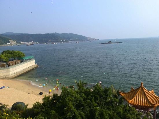 " style="color:#0066cc;cursor:pointer;">联系方式 深圳蓝宝石海景酒店位于中国最美八大海岸之一的大鹏半岛最南部南澳,位置倚山傍海,风光旖旎;与香港平洲岛隔海相望。 蓝宝石海景酒店是一家星级海景休闲度假酒店。店内采用低碳、环保、绿色的设计理念,建筑风格完美展现了海洋风情。客房装饰材料全部采用高档原木家具,彰显身份档次的与众不同,是您招待贵宾、宾朋聚会、居家旅行、共度蜜月的上选之地。 酒店不提供发票。