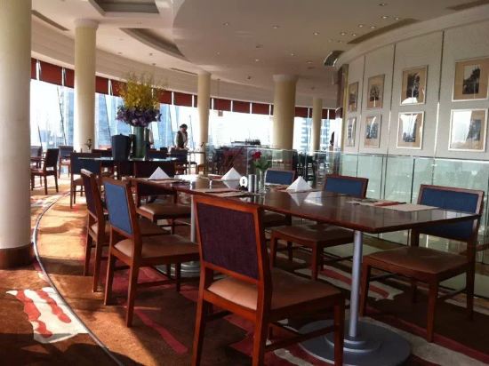 " style="color:#0066cc;cursor:pointer;">联系方式 南京玄武饭店位于湖南路CBD中央商业区,距南京火车站、国际展览中心、高速公路连接口约10分钟车程;距机场全程高速封闭车道仅约40分钟,更有城市地铁直通酒店。 饭店环境豪华,拥有装修典雅的特色客房及套房,功能齐全,设计合理,坐拥城市美景或玄武湖景,令人心旷神怡,倍感温馨舒适。 饭店内有彩蝶轩、文华厅、丽晶廊、宝石轩等数十个特色餐厅,提供中华顶级美食,光临酒店的客人可品味中式正宗的珍馐
