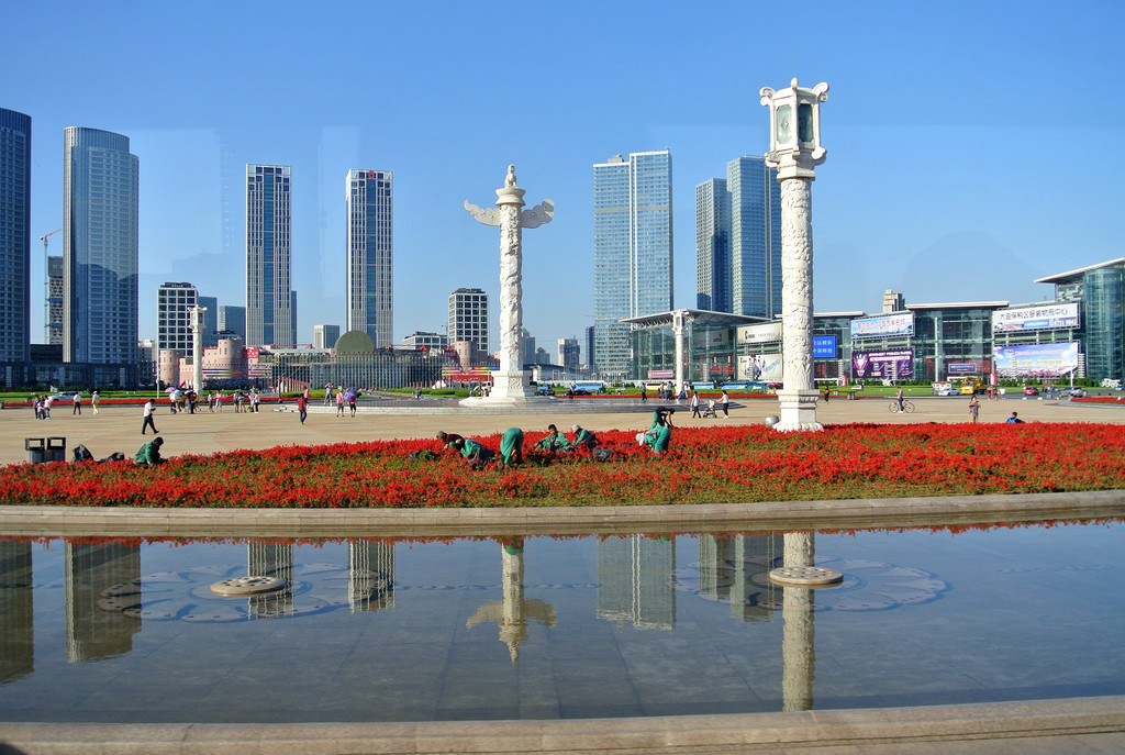 星海廣場,中央大道紅磚鋪地,兩側綠草如茵,鮮花綻放,每隔20米設一個