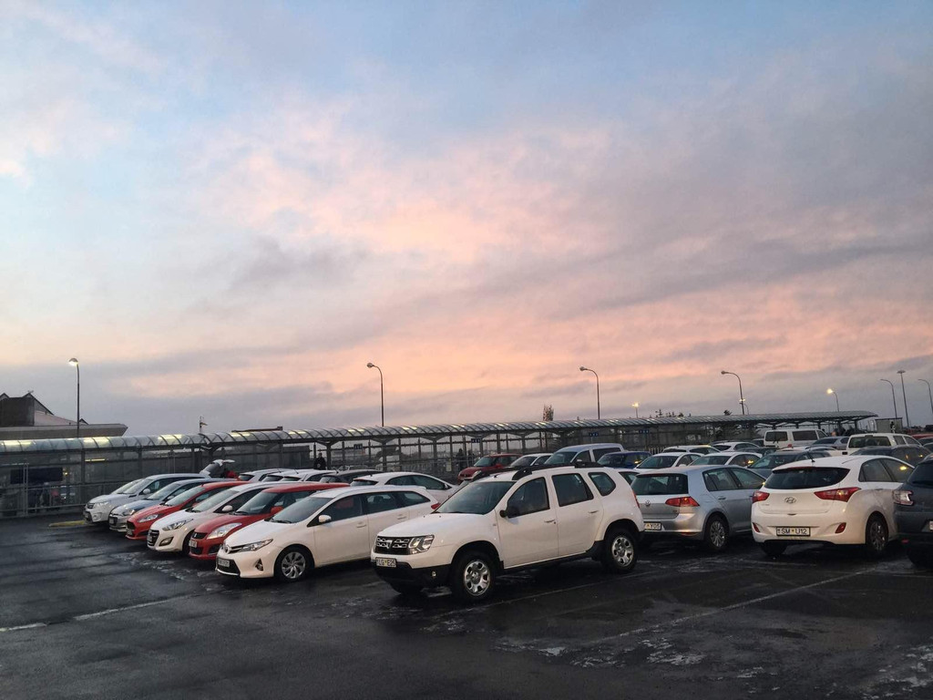 下了飞机就去租车公司,在机场我们租了一辆白色丰田陆巡suv汽车,开始