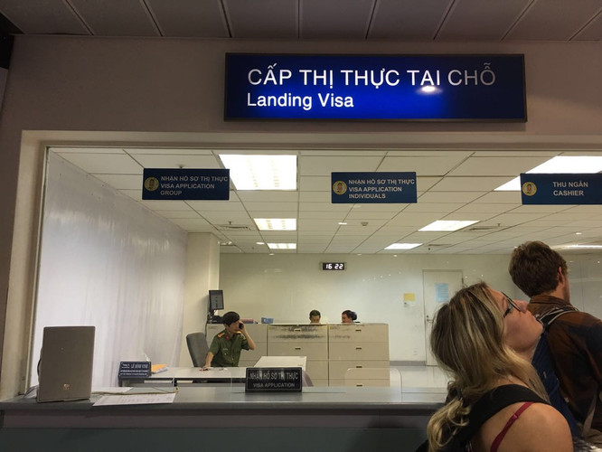 落地签窗口 各种材料 听说有人等了两个小时 普