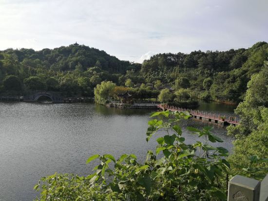 常山湖中居大酒店