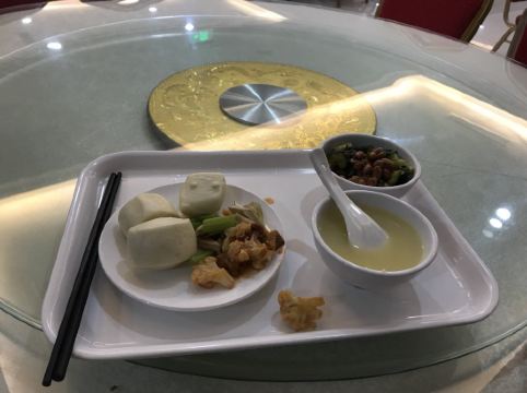 酒店还算干净 各方面设施均可  隔音不好 隔壁电视说话都能听见  早餐