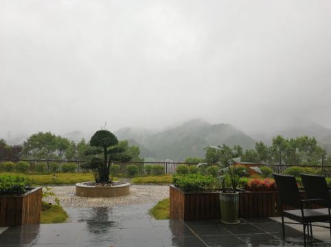 长阳隔河岩酒店(原隔河岩度假村)