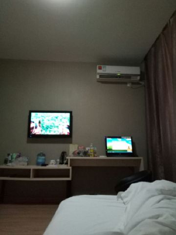 网络很好挺快 就是啊 电视的节目有点少  不过有wifi和电脑谁看电视呢