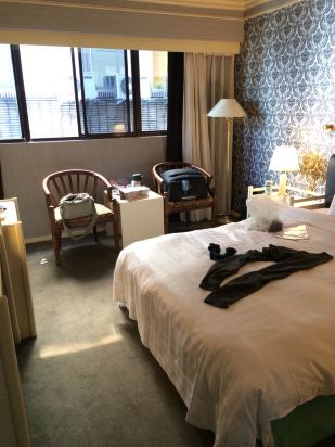 但是旅店房间小,装修老,卫生间简单,连个刷牙杯子都没有,开窗对面紧