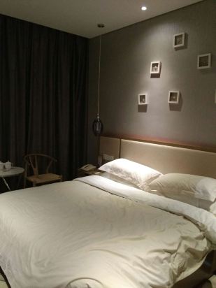 夜晚酒店房间照片图片
